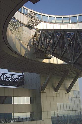 Umeda Sky Building, moving up